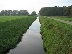 Même type de fossé de drainage, mais rectifié et recalibré à la fin du XXe&nbsp;siècle (moins intéressant en termes écopaysager, de biodiversité, de services écosystémiques ou de qualité de l'eau).