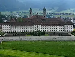 façade d’un très grand monastère