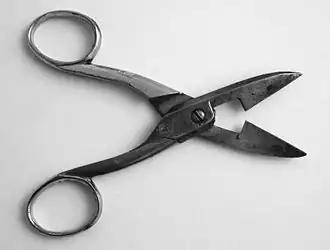 Ciseaux à boutonnière.