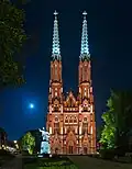 Façade de la cathédrale éclairée de nuit.