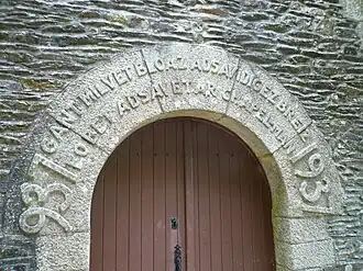 Chapelle de Koat-Keo : inscription en breton au-dessus de la porte Sud.