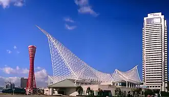 De gauche à droite: la Kobe Port Tower, le musée maritime de Kobe et la tour de l'hôtel Okura.