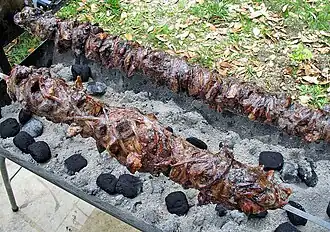 Kokoretsi, mets des Balkans, fait d'intestin de mouton ou de chèvre enroulé sur une broche et grillé au feu.