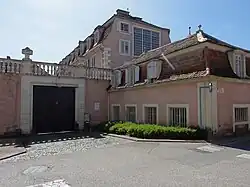 Portail d'accès à la cour.