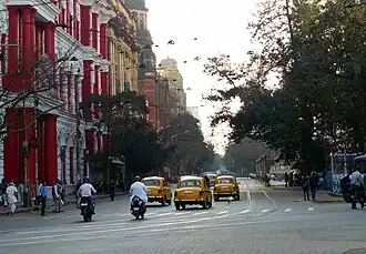 Une rue dans le centre-ville de Calcutta, traversée par les voies du tramway.