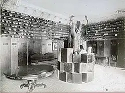Photo d'une salle d'exposition avec du mobilier en bois ouvragé, des blocs de bois et des murs couverts d'échantillons