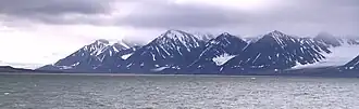 Vue de la côte sud du Kongsfjorden avec les montagnes Nielsenfjellet, Grönlietoppen et Haavimbfjellet.