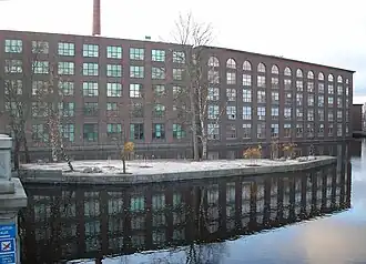 L'île en novembre 2016 après les rénovations, en arrière-plan l'ancien bâtiment de l'usine Finlayson.