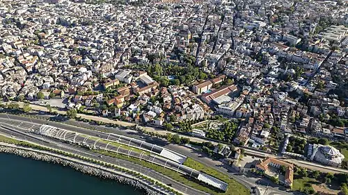 Photographie aérienne montrant une route en bord de mer s'enfonçant dans deux tunnels.