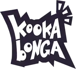 Nom du jeu représenté en lettres d'imprimerie blanches larges et irrégulières entourées de noir. Un scintillement apparaît en haut à droite du logo, lui aussi entouré de noir. «&nbsp;Kooka&nbsp;» est placé sur le dessus et «&nbsp;Bonga&nbsp;» sur le dessous.