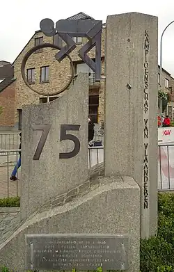 La face comportant la plaque.