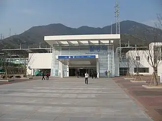 La station et son unique accès, en 2008.