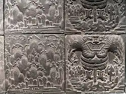 Briques de toit ou de terrasse. Terre cuite moulée à décor de paysage et de monstre H. 30 x P. 4,5 cm. env. Musée National de Corée, Séoul