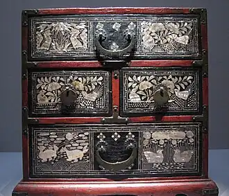Petit dressoir à tiroirs. Bois, laque rouge et noire, incrustations de nacre. Musée national de Corée