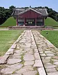 Le chamdo (chemin de pierre) et le jeongjagak (sanctuaire) sur le site de Jeongneung (tombe du roi Jungjong)