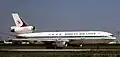 Le DC-10 impliqué dans l'accident, ici à l'aéroport de Paris-Orly en avril 1981.}}