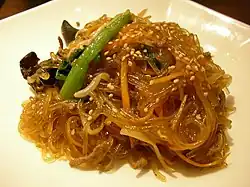 Japchae, plat coréen à base de dangmyeons (nouilles de patates douces).