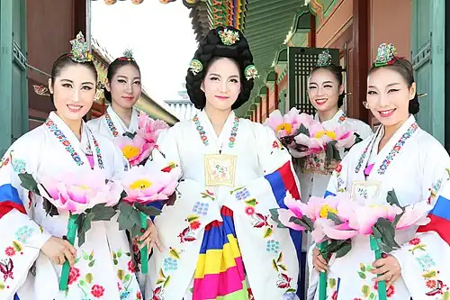 La femme au centre porte une gache