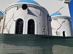 Photographie montrant un bâtiment avec de nombreuses et importantes fissures.