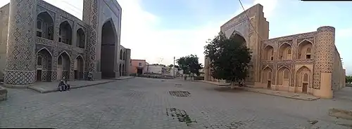 Ensemble Koch-médersa&nbsp;(ru) : Médersa Modarikhon et médersa Abdoula-khan&nbsp;(ru).