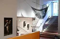 Le Foyer du Théâtre Kosmos avec le filet de Brigitte Aloise Roth