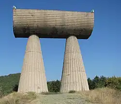 Monument des mineurs (1973) conçu par Bogdan Bogdanović à Kosovska Mitrovica