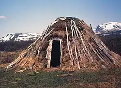 Photo d'une habitation samie près de Boarek, de forme conique elle est construite en terre et étançonnée de bois.