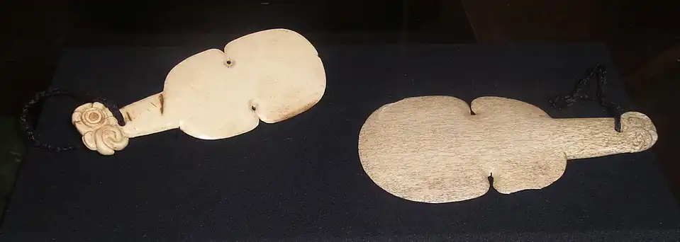 Deux kotiates en os de baleine.