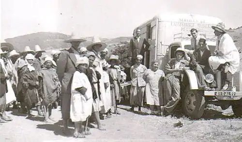 Debout sur le camion Kouadri M'hamed (le poète) qui servait d'interprète et de médecin