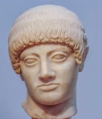 Tête en marbre d'un jeune homme.