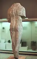 Kouros drapé, fin VIe&nbsp;siècle. Musée archéologique de Burgas (Bulgarie)