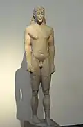 Kouros votif découvert à Ptoon, Béotie. v. 550. Marbre H. 1,30&nbsp;cm. Influences méliennes. MNArch Athènes