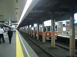 Voies et quais sur la ligne JR Kobe.