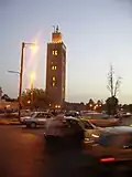La Koutoubia prise le soir à partir de l'avenue Mohammed V la longeant