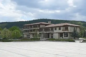 Kovatchévtsi : La place centrale et la mairie