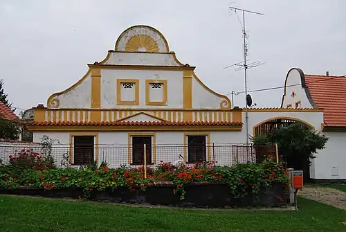 Architecture locale inspirée du baroque(hameau de Krašovice).