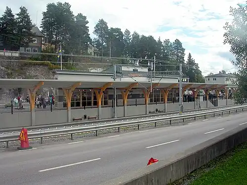 La route 90 devant la gare de Kramfors.