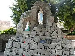 Grotte de Lourdes près de l'église.