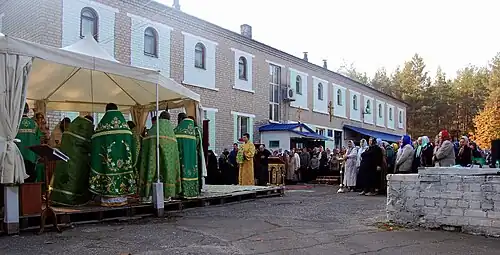Cérémonie liturgique devant le monastère de la ville.