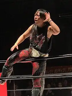 Kris Wolf&nbsp;(en) avec la ceinture de championne High Speed