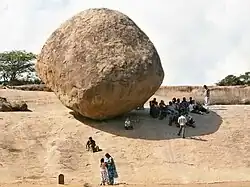 La boule de beurre de Krishna ; vue du sud.