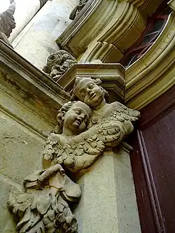 Angelots près du portail.