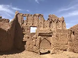 Revers d'une porte monumentale.