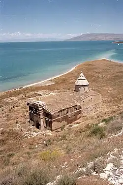 Vue depuis le sud-ouest(gavit à gauche, Sourp Karapet à droite).