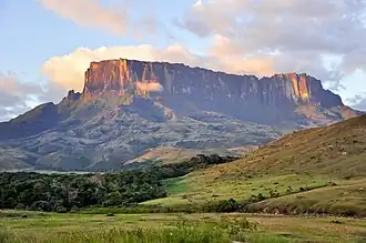 Le tepuy Kukenan et le mont Roraima (2&nbsp;700-2&nbsp;800&nbsp;m), depuis la rivière Tëk, Gran Sabana, Venezuela.