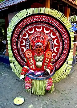 Theyyam de Kundadi Chamundi : കുണ്ടാടി ചാമുണ്ഡി തെയ്യം&nbsp;(ml).