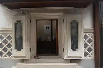 Kura avec un mur de namako.