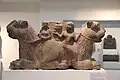 Chapiteau aux lions kouchan. Sculpture du IIe&nbsp;siècle issue du tell de Khokhrakot, dans l'Haryana.