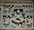 Maitreya, avec des dévots Kushan, à gauche et à droite. Gandhara, IIe&nbsp;siècle