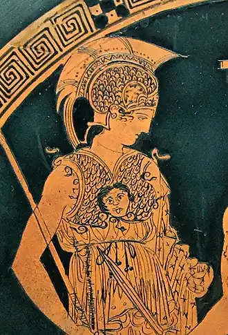 Médaillon de la « Coupe d'Aison », détail : Athéna casquée portant l'égide, avec le masque de Gorgone. Musée national archéologique d'Athènes.